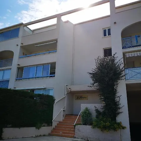 Avec Piscine Et Garage Proche Et Commerces Ла-Сейн-сюр-Мер